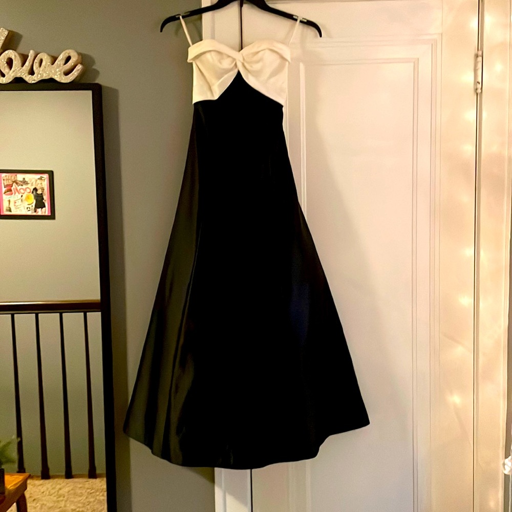 Junior Ladies Minimalist Black & White Simple Open Back Prom Dress Size S/XS